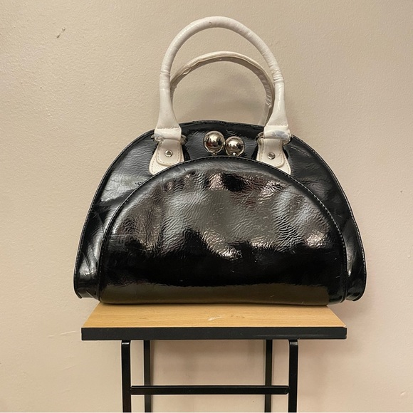 La Diva by Town Handbags - Vintage Y2K Faux Patent Leather Black & White Handbag w Oversized Toggle Pocket